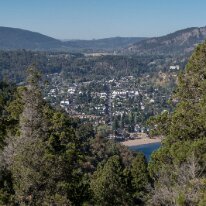 san_martin_de_los_andes 29/03/2019 - Coincée dans les contreforts des Andes, donc relativement verdoyante en comparaison de la pampa à quelques kilomètres plus à l'Est, la bourgade de...